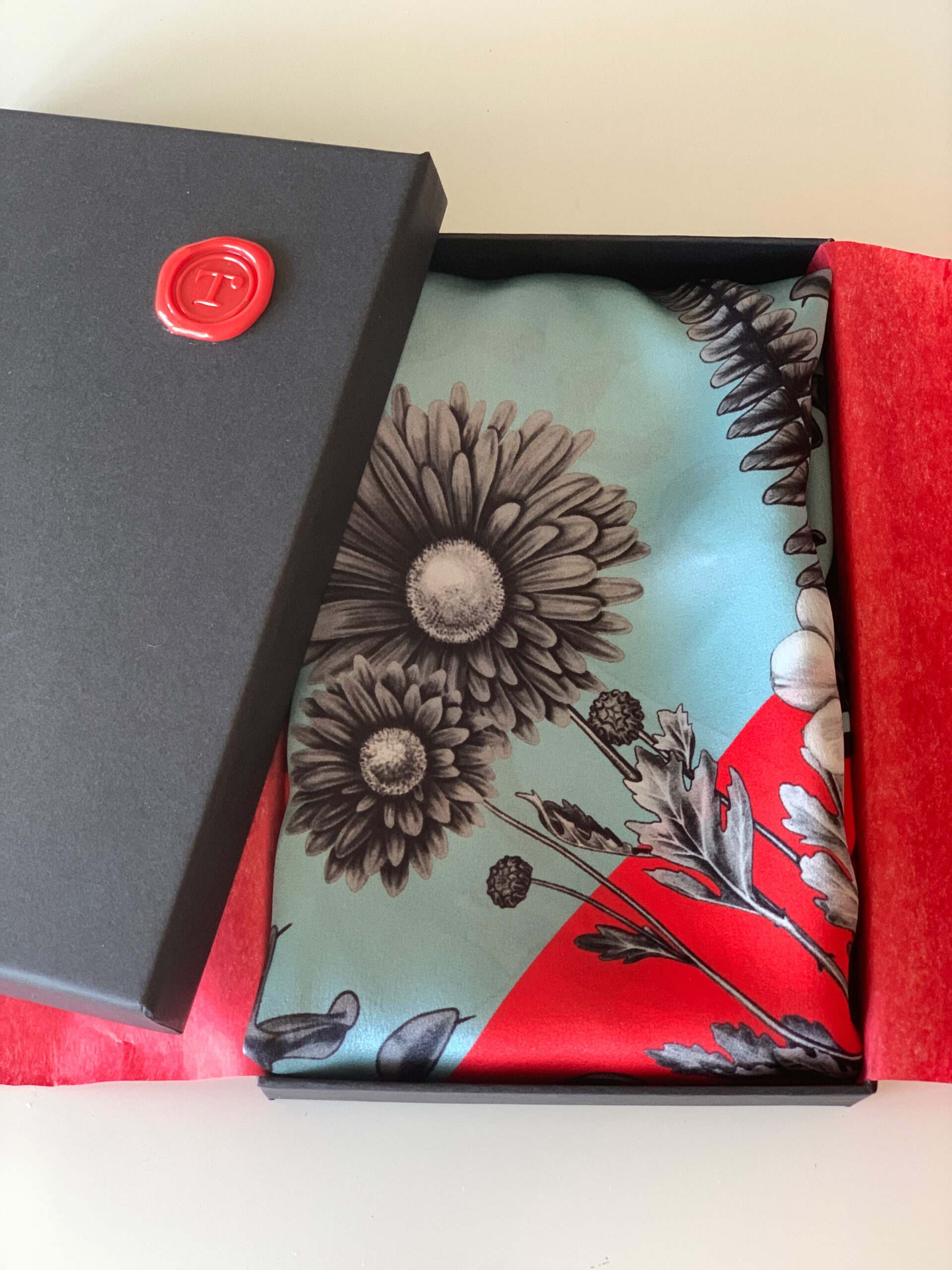 Écharpe en soie Wild Bouquet présentée dans son coffret
