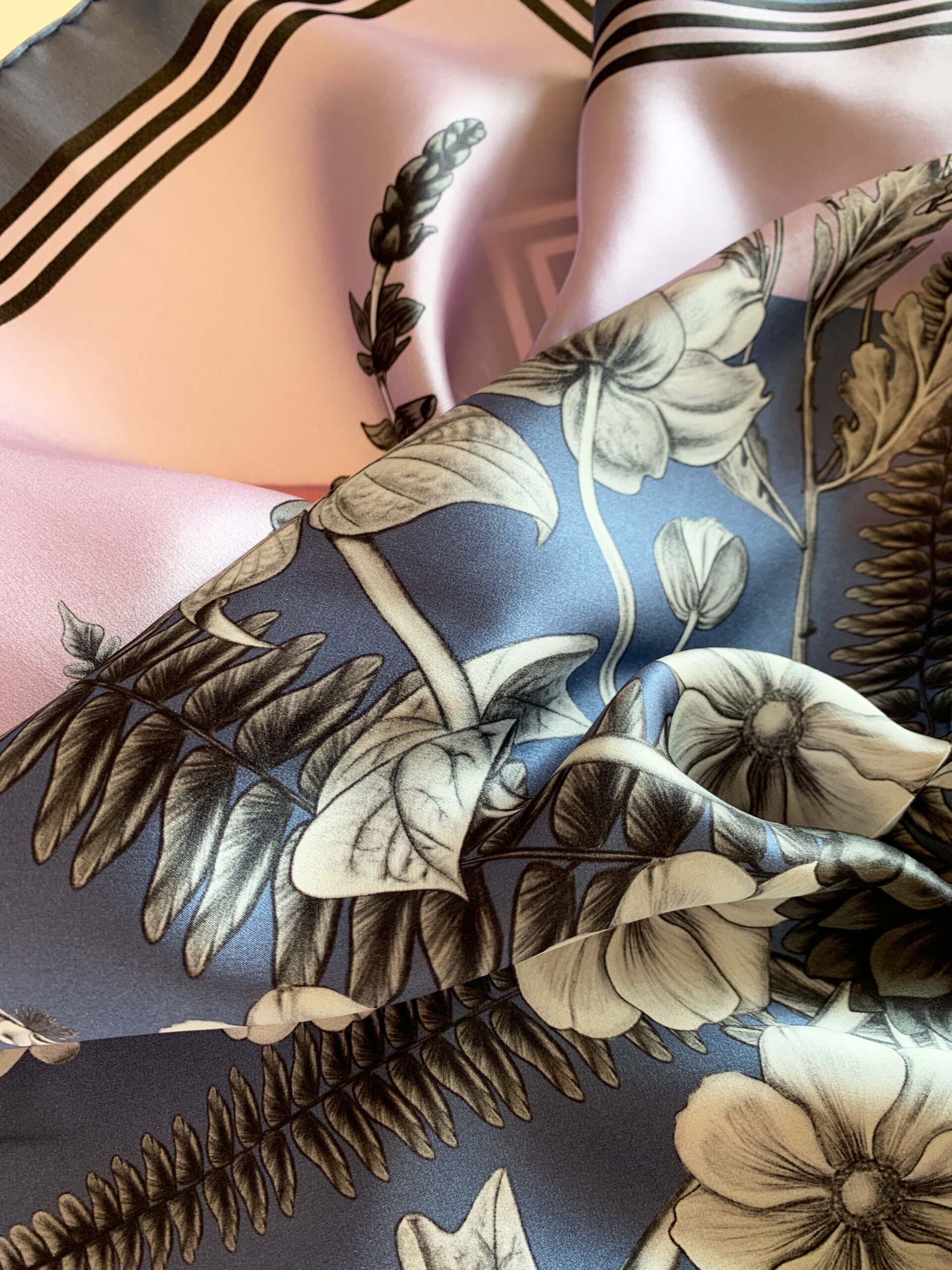 Détail du motif floral sur soie, variante bleu et rose Wild Bouquet