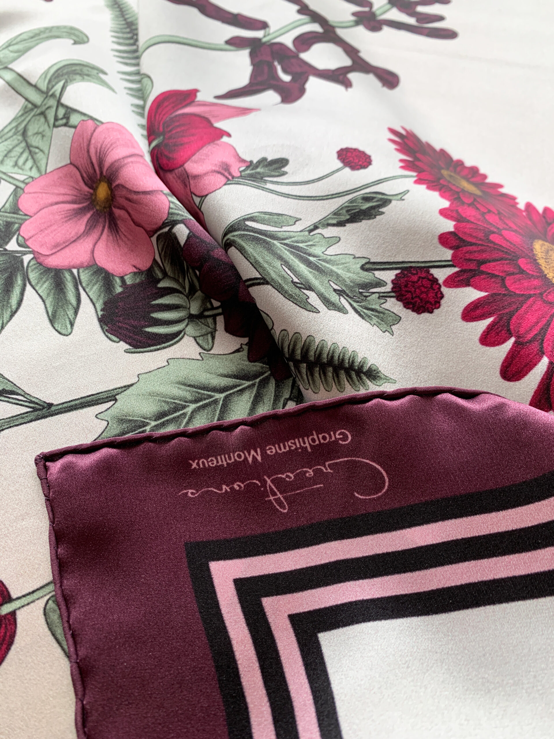 Détail du motif floral et de la finition de l’écharpe en soie Wild Bouquet